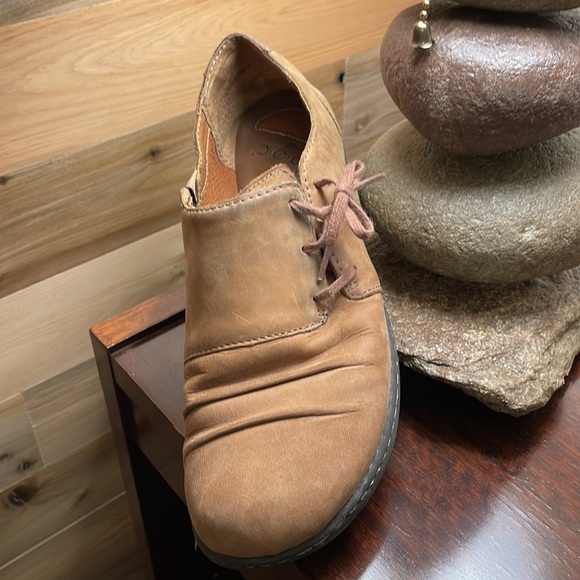 Size 8 natural leather b.o.c. shoes - Picture 3 of 14